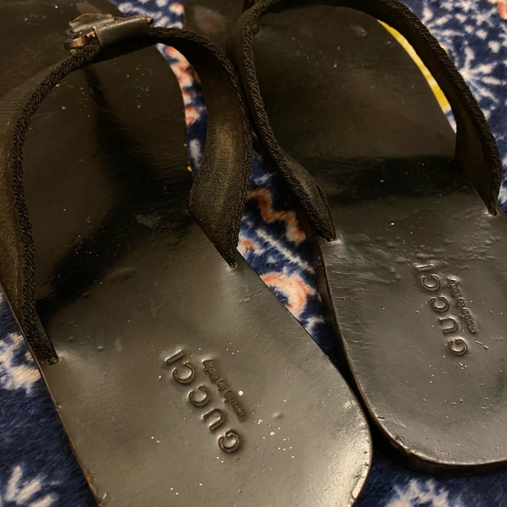 Gucci Black Leather Logo Thong Sandals - Picture 4 of 11